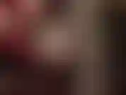 Maîtresse m'offre une vue alléchante entre ses cuisses vêtues de collants et de bas superposés, croisant et décroisant les jambes...