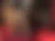 Avec des collants dorés extrêmement brillants et une mini-jupe en latex – jamais trop brillant ! Ma maîtresse s'amuse à taquiner avec ses longues jambes en nylon et ses photos sous la jupe.