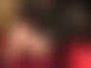 Maîtresse accroupie dans un short et des escarpins en satin rouge chaud, et dans un body string avec des collants brillants, vous taquinant avec de merveilleuses courbes en nylon, des cuisses sexy et de longues jambes, et avec son incroyable cul rond.