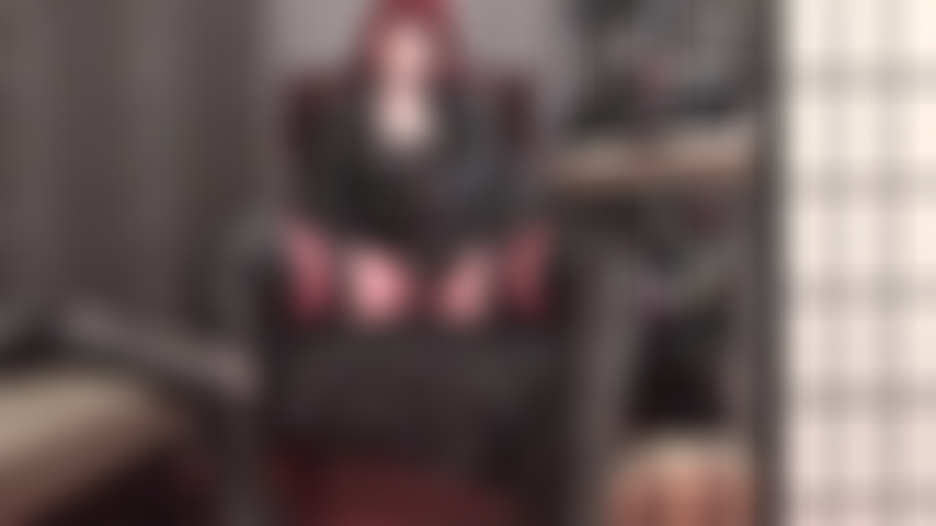 Maîtresse en cuir avec 8 pouces de bbc, bottes hautes et bas sur porte-jarretelles à 12 sangles.