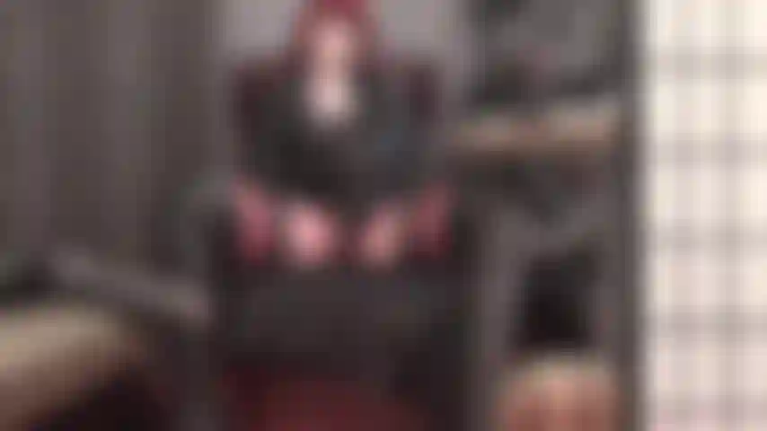 Maîtresse en cuir avec 8 pouces de bbc, bottes hautes et bas sur porte-jarretelles à 12 sangles.