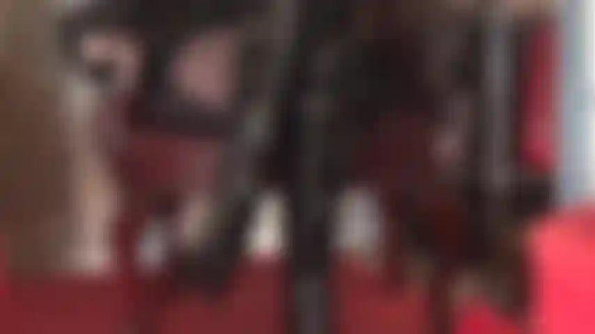 Tu seras autorisée à t'agenouiller aux bottes de ta maîtresse pendant que tu fais plaisir à cette bite.