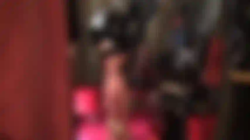 Votre déesse en latex est vêtue d'une tenue en caoutchouc noir brillant, jupe, chemisier, gants, culotte et bas. Mini-jupe sexy d'abord, jupe crayon jusqu'aux genoux ensuite. Tout est si serré et brillant !