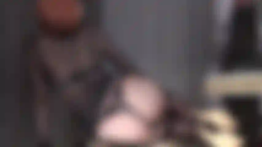 Sensualité en nylon intégral - talons aiguilles hauts, gants en cuir et courbes érotiques que vous ne pouvez tout simplement pas quitter des yeux.