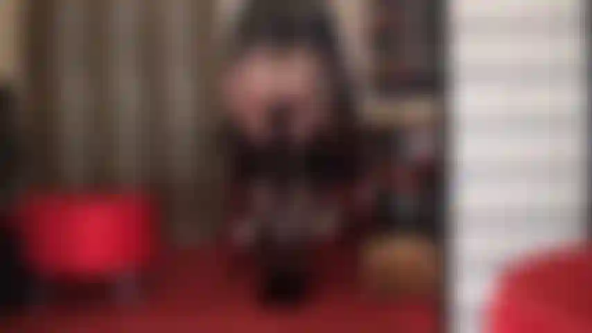 Maîtresse enroule ses mains gantées autour de la bbc pour vider ses couilles pendant qu'elle taquine avec ses jambes et son cul incroyables dans des collants noirs super brillants et brillants.