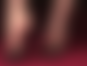 Fétichiste des pieds - la maîtresse taquine avec ses merveilleuses arches hautes et nues dans des mules en cuir noir.