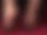 Fétichiste des pieds - la maîtresse taquine avec ses merveilleuses arches hautes et nues dans des mules en cuir noir.