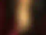 Des collants super brillants et des talons à lanières.