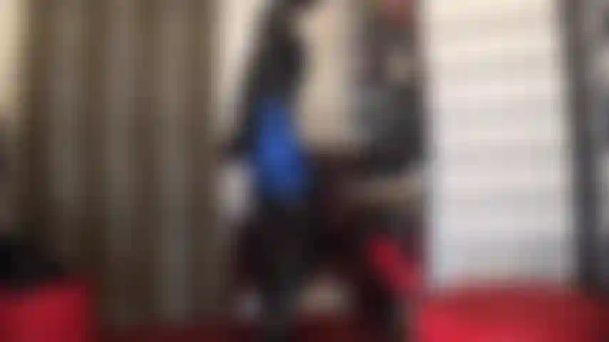 Culte fétichiste intense - la maîtresse vivian est habillée de spandex extra serré et de vinyle brillant avec de longues bottes à lacets, un corset, des gants en pvc, une capuche en lycra.