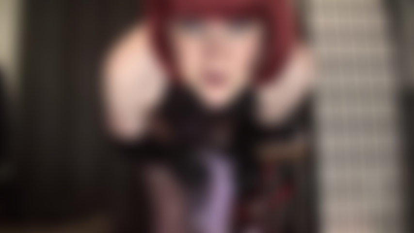 Domination par gode ceinture, bbc, bites recouvertes de nylon - maîtresse vivian partage ses bas brillants couleur lavande avec ses grosses bites noires.