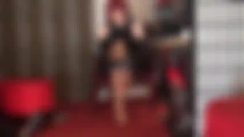 Un piège à bites en superbes bas gris en dentelle wolford sur des collants brillants. Jambes en nylon, bas soyeux, jambes croisées et ta bite d'esclave palpitante coincée entre elles…