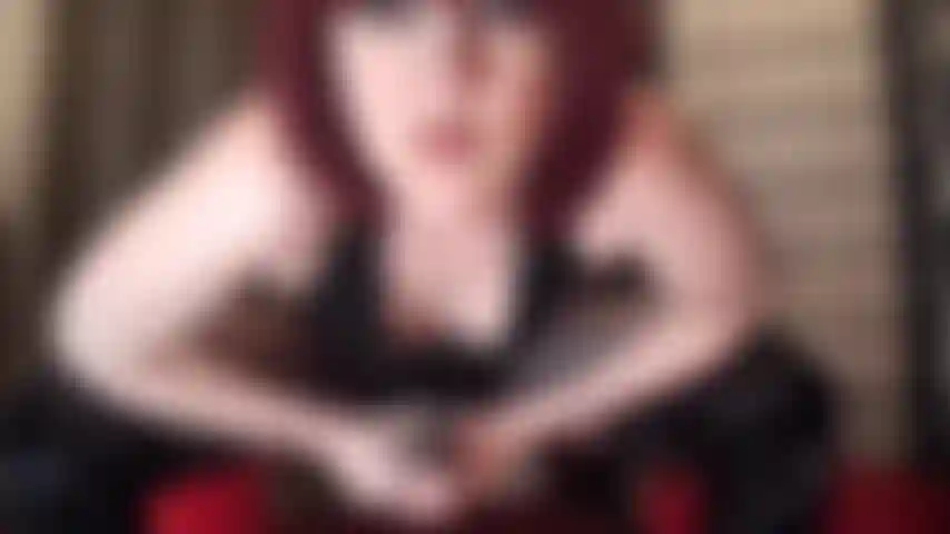 Cette bite géante est à toi - la maîtresse te montre comment elle va te remplir avec sa grosse bite.