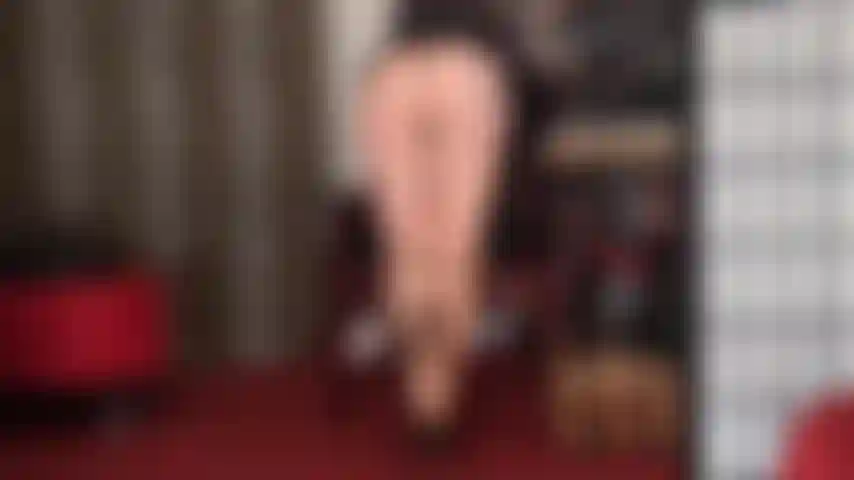 Des jambes de collants à coutures nues super sexy - une magnifique paire de bas en nylon dans une nuance de nude à peine visible avec la couture noire la plus sexy menant aux longues jambes de la maîtresse.