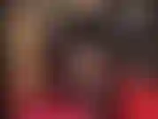 Des bas sexy en dentelle à coutures, des mules à bout ouvert et un gros gode ceinture noir. Comment ne pas aimer ? Venez adorer votre chemin vers le haut.