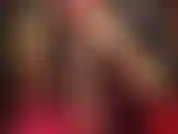 Maîtresse montre ses incroyables longues jambes dans des collants dorés brillants et des talons à imprimé animal chaud dans une robe rouge très courte et sexy.