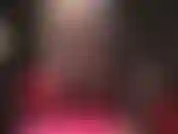 Maîtresse exhibe ses longues jambes fantastiques en collants noirs et talons brillants. Des jambes qui montent jusqu'à son incroyable cul rond dans un body string en pvc moulant.