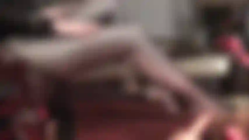 Footjob, ballbusting, adoration des jambes - des collants en lycra leohex brillants taquinent votre bite et vos couilles. ( Fait amusant : ce sont des collants noirs transparents superposés sur du spandex blanc brillant. Un look tellement sexy !).