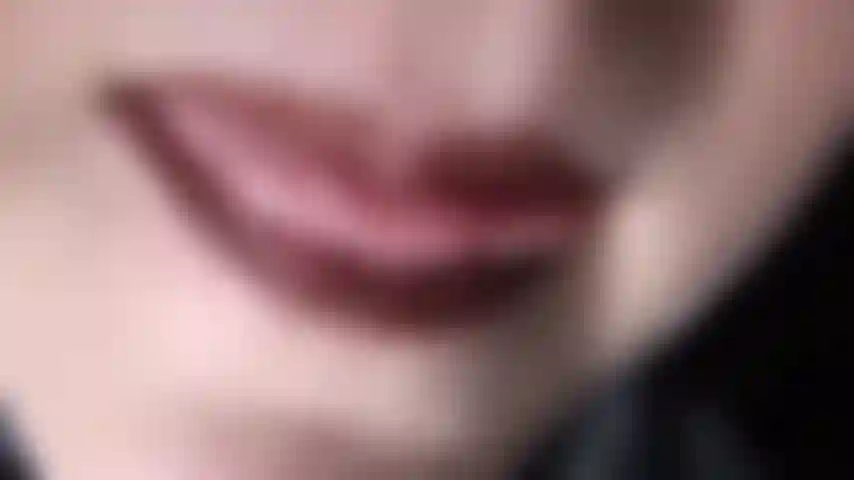 Cheveux noirs, gants de cuir et jeu de crachat - tu désires goûter ces lèvres et sentir ma langue, tu désires boire la chaude salive de ma bouche et sentir mes gants de cuir te taquiner.