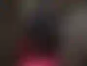 Maîtresse caresse ta bite d'esclave douloureuse en caoutchouc noir lisse, bas sexy et jarretières, associés à de longues bottes brillantes.