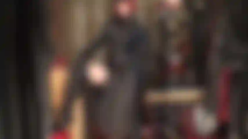 La déesse du cuir sait ce qui fait battre votre cœur - une maîtresse entièrement vêtue de cuir noir, d'un chapeau, de hautes bottes, d'un long manteau et de merveilleux gants que vous pourrez sentir et goûter.