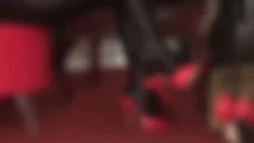 Contrôlée par des mules à talons hauts en cuir - en tant que maîtresse soumise aux pieds et cireuse de chaussures, votre place est à ses pieds parfaits.