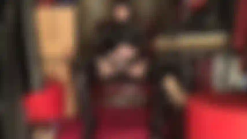 Lubrifie ta bite et branle-toi avec ta déesse fétichiste vêtue de pvc noir brillant. Peux-tu tenir le coup pendant cette séance de masturbation guidée ?