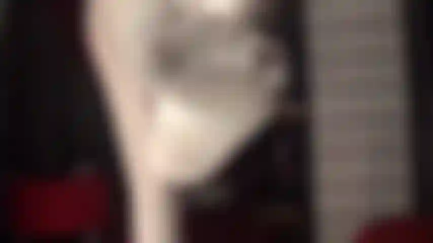 Une domination avec un strapon bbc recouvert de nylon dans des collants blancs brillants - la maîtresse porte ses collants blancs brillants, attache une longue bite noire et la recouvre d'un bas blanc pour affronter ton cul de pute.