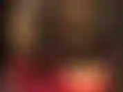 Bas en latex transparents et chauds, taquinerie des pieds et adoration du cul dans une jupe en caoutchouc moulante.