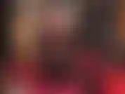 Ces bas sexy en dentelle sur des collants nude brillants sont superbes avec des bottes hautes et mettent en valeur les fesses rondes et parfaites de ta déesse. Quelle chance tu as de vénérer la perfection.