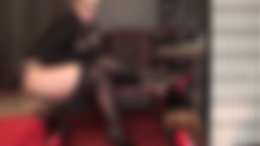 Fétichiste des jambes croisées - la maîtresse caresse la bite de votre esclave sur ses talons aiguilles noirs vernis sexy et ses collants porte-jarretelles brillants.