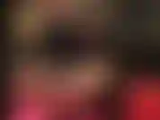 Maîtresse accroupie dans un body en vinyle brillant, des collants et des talons hauts, vous montrant exactement comment vous devez caresser votre bite d'esclave, utiliser de la salive ou du lubrifiant, pousser vos hanches, travailler cette bite pour moi.