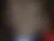 Maîtresse taquine avec ses courbes dans un body sexy, une paire de shorts en satin bleu vibrant et de hautes bottes noires brillantes avant de taquiner la bite.