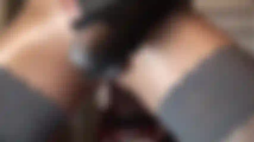 Je fais du pegging et de la domination avec des strapons en collants super brillants et des bas en dentelle grise, avec des peeptoes brillants à baiser.