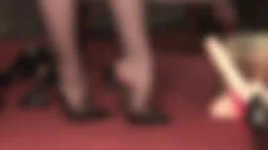 Les talons aiguilles gouvernent votre monde - des bas nylon sexy, des talons hauts et une maîtresse qui vous domine, jouant avec votre petite bite...