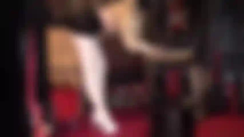 Latex, satin, bas brillants et branlette avec gants en caoutchouc.