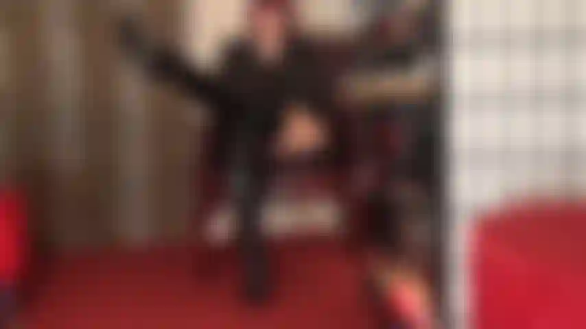 Des bottes fétichistes brillantes au-dessus des genoux - maîtresse vivian vêtue de cuir avec d'incroyables bottes à talons aiguilles brillantes jusqu'aux cuisses que vous avez tellement de chance de vénérer.