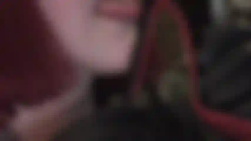 Une langue chaude et des talons hauts sexy.