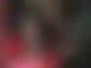 Une allumeuse sensuelle en latex et collants - gants en caoutchouc, talons hauts, jambes, branlette.