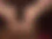 Maîtresse montre ses hautes arches de pieds nus sexy.