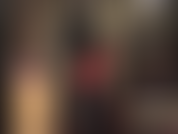 Avec plus de couches de latex : combinaison, gants, capuche, jupe et veste noire moulante. La tenue fétichiste idéale pour le culte.