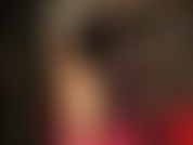 Maîtresse taquine avec ses talons hauts parfumés et ses jambes en collants brillants, portant un masque en nylon noir transparent.