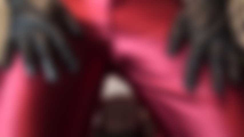 Maîtresse vivian en pantalon de satin rouge brillant.