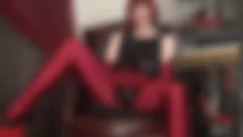 Maîtresse est ta nourrice de sperme – elle a besoin de ta bouche de salope partout sur sa grosse bite. Ouvre grand et suce-la bien !