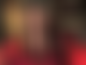 Mini-jupe en cuir noir chaude et collants avec talons aiguilles.