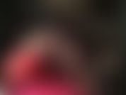 Maîtresse montre ses longues jambes sexy dans des collants noirs transparents et des talons hauts.