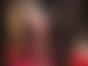 Regardez la maîtresse se changer en collants noirs transparents et en leggings noirs serrés, taquinant avec ses orteils sexy qui remuent et ses semelles en nylon doux en gros plan.