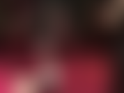 Vue rapprochée sur le jeu de chaussures et le fétichisme des pieds en collants noirs transparents, leggings en lycra et escarpins à talons en acier noir.