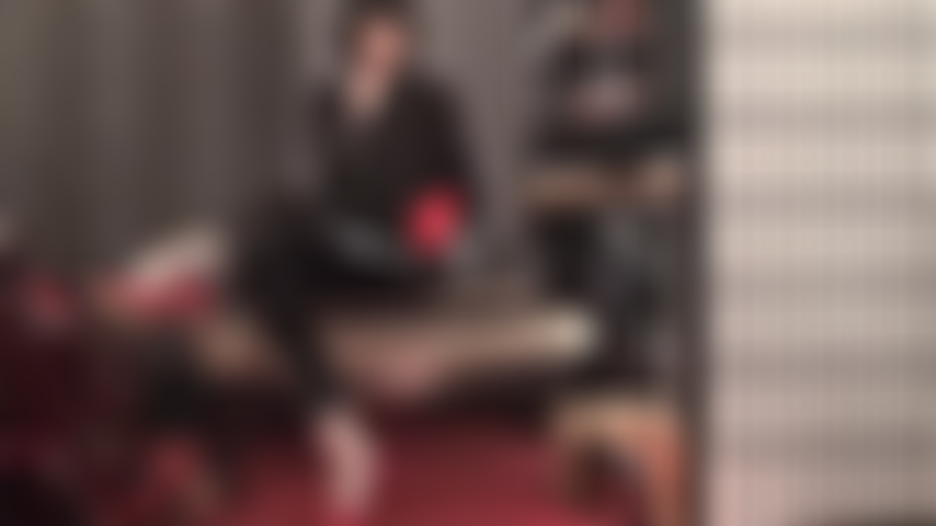 Maîtresse vivian vous transforme en sa marionnette à caresser - caressez-la bien pour ses leggings en pvc brillants et serrés, ses collants et ses talons.