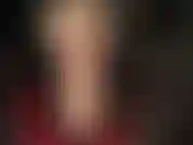 Tu aimes les deux, une grosse bite qui glisse dans ta gorge et mon cul sur ton visage. Ici tu peux tout avoir. Je caresse ma bite directement sur ton visage.