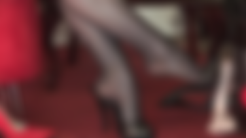 Des mules à talons hauts en cuir taquinent la bite - votre plus grand désir est de vivre sous les talons de maîtresse vivian, d'être piétiné et de sentir son fouet.